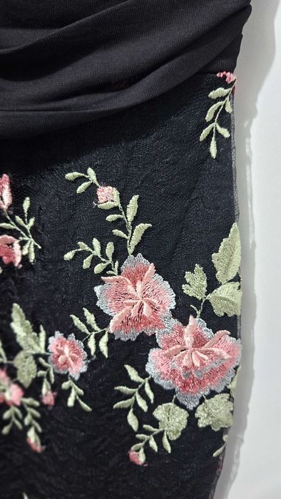 Елегантна черна рокля с цветна бродерия – LIPSY London