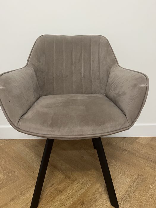 Стул-кресло в бежевом отенке