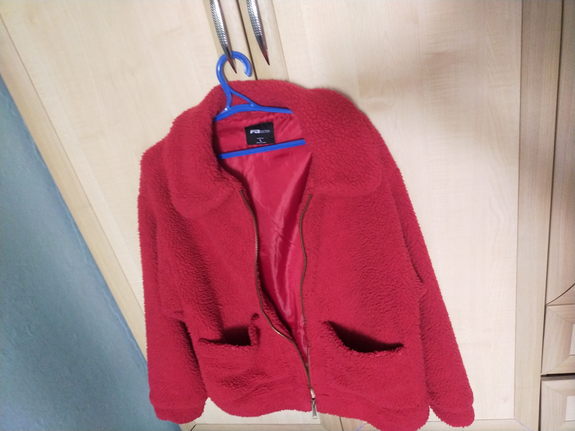 Куртка красная L размера