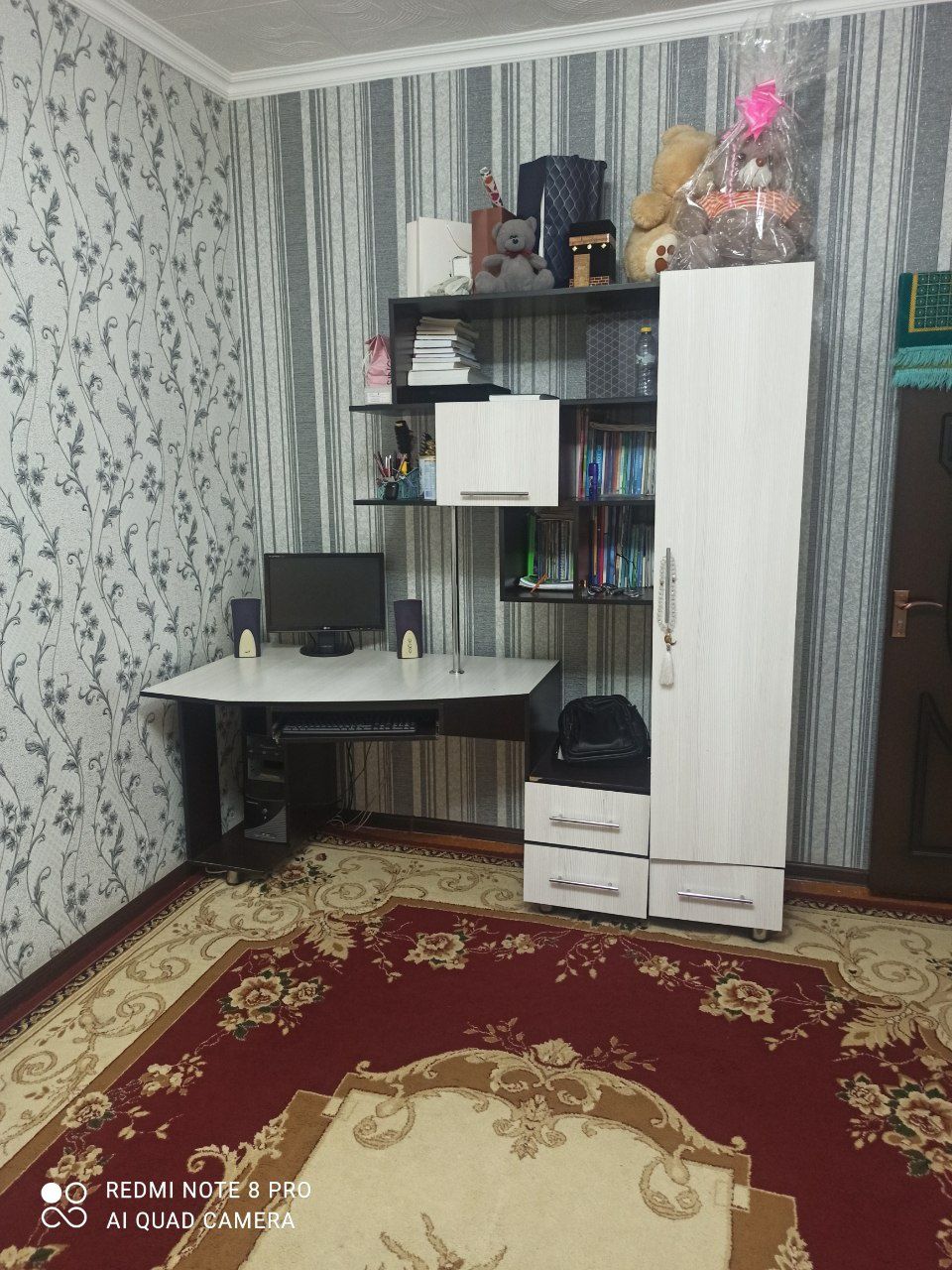 Канпютерни стол и шкаф