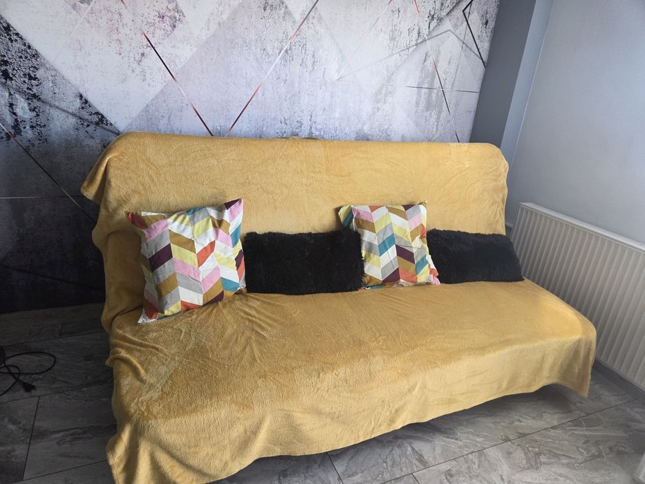 Canapea extensibilă de 3-4locuri 70x200,sau 140x200se vinde fara perne