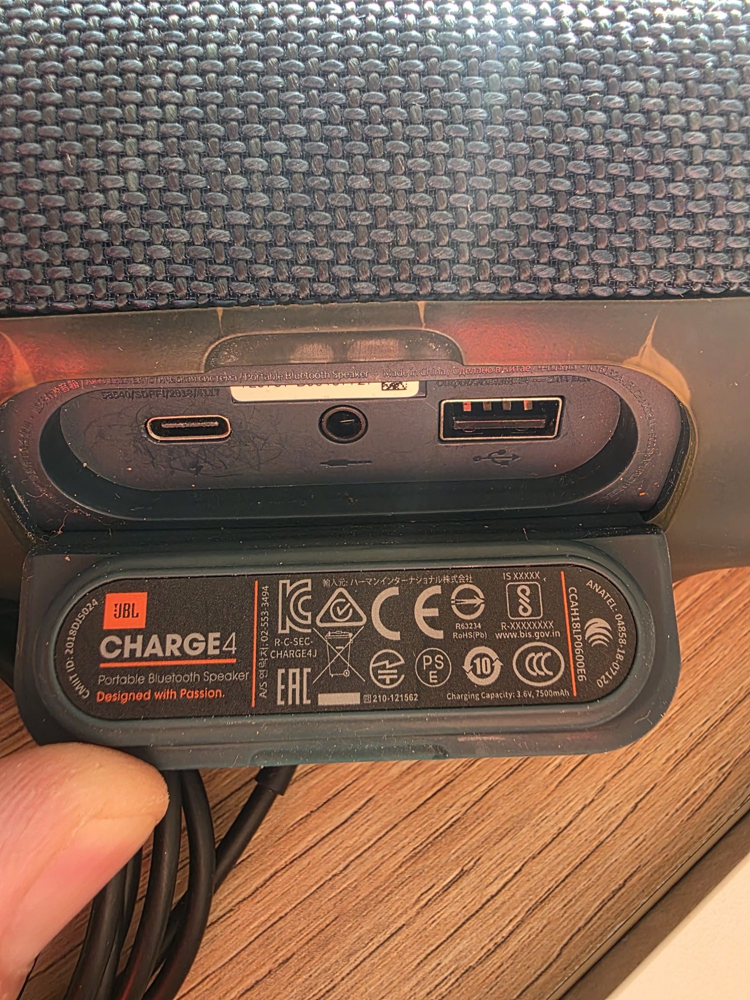 Продавам Jbl charge 4.