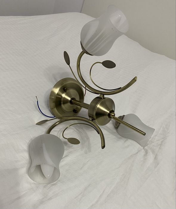 Vand candelabru cu 3 becuri in stare buna.