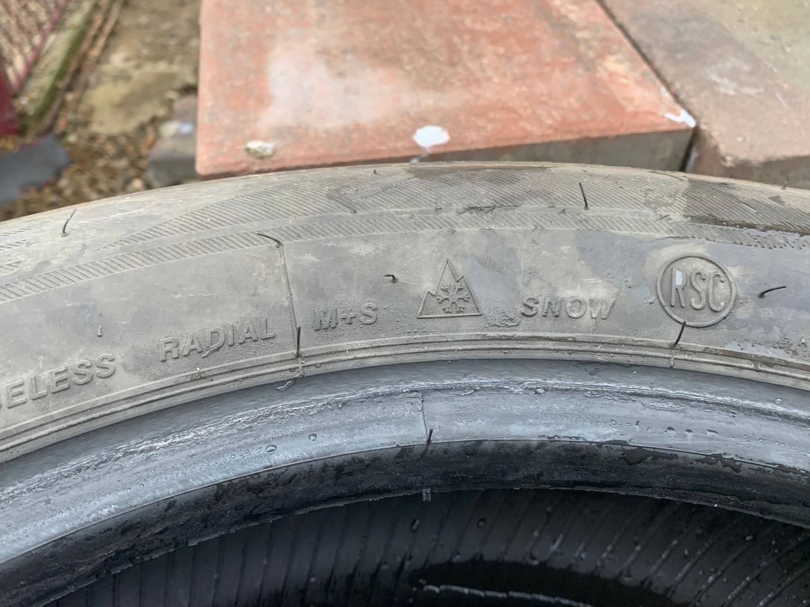 Vând 4 cauciucuri de iarnă BRIDGESTONE