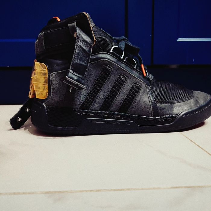 Y - 3 by Yohji Yamamoto 
By Yohji Yamamoto 
Hayworth 2 Mid Black & Ora