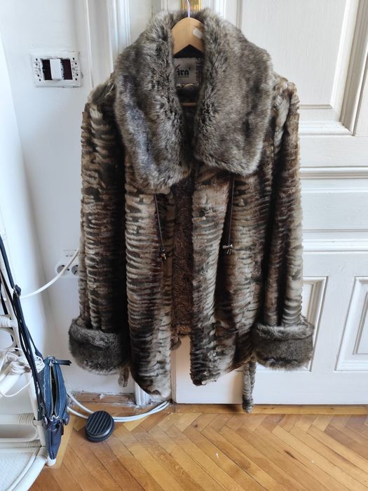 Vând haină de blană sintetică.