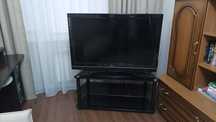 телевизор LG  117 см. c стеклянной тумбой