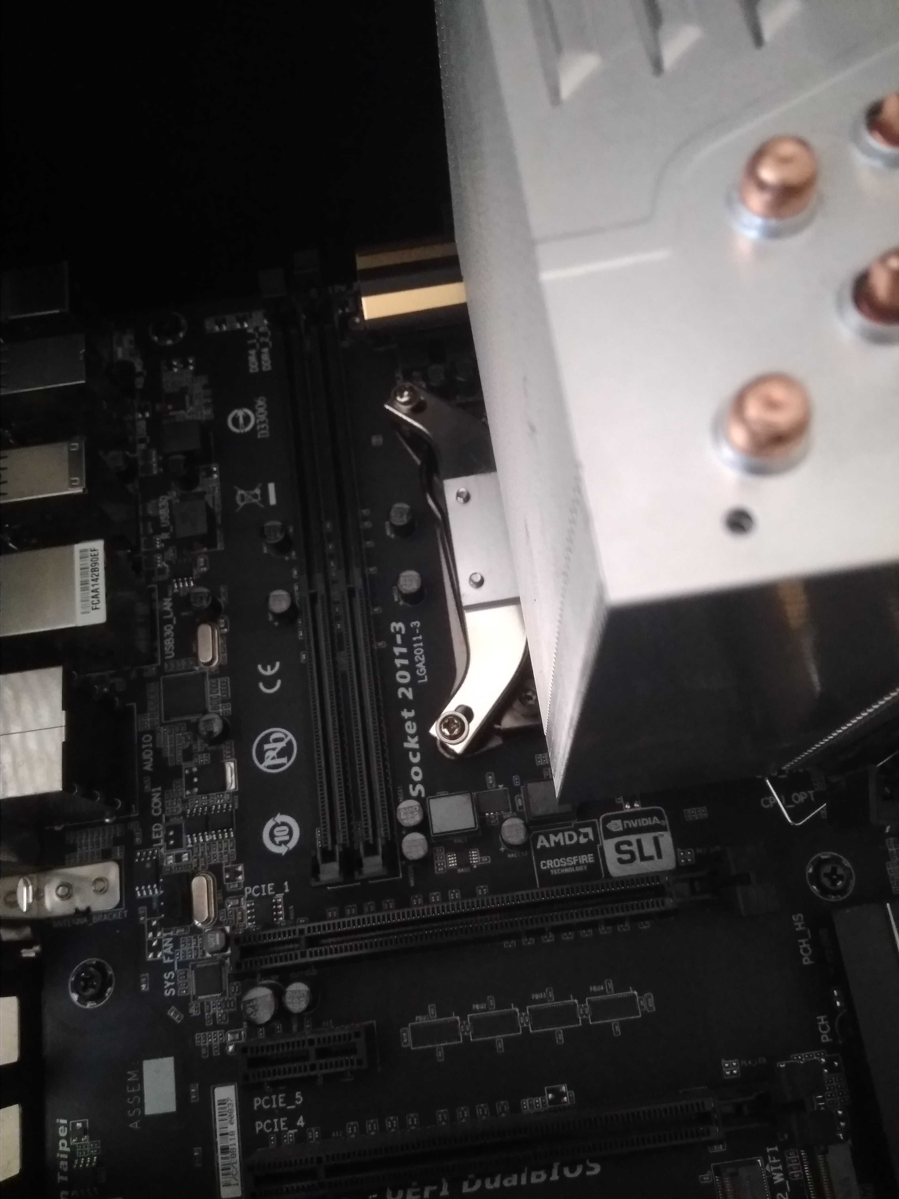 Продавам дънна платка GA-X99--UD3
