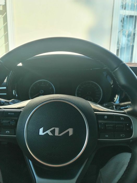 Kia K5 qora yaxshi holatda