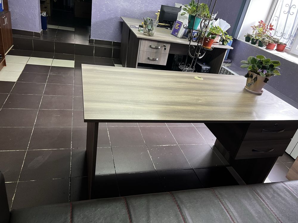 Продам офисные столы хорошего качества , 7 столов