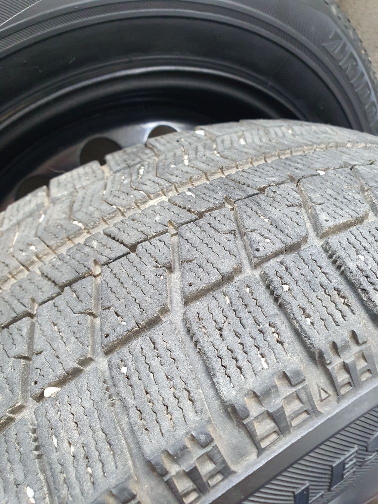 Vând set de jante şi cauciucuri de iarna 195/60 R15  4×100