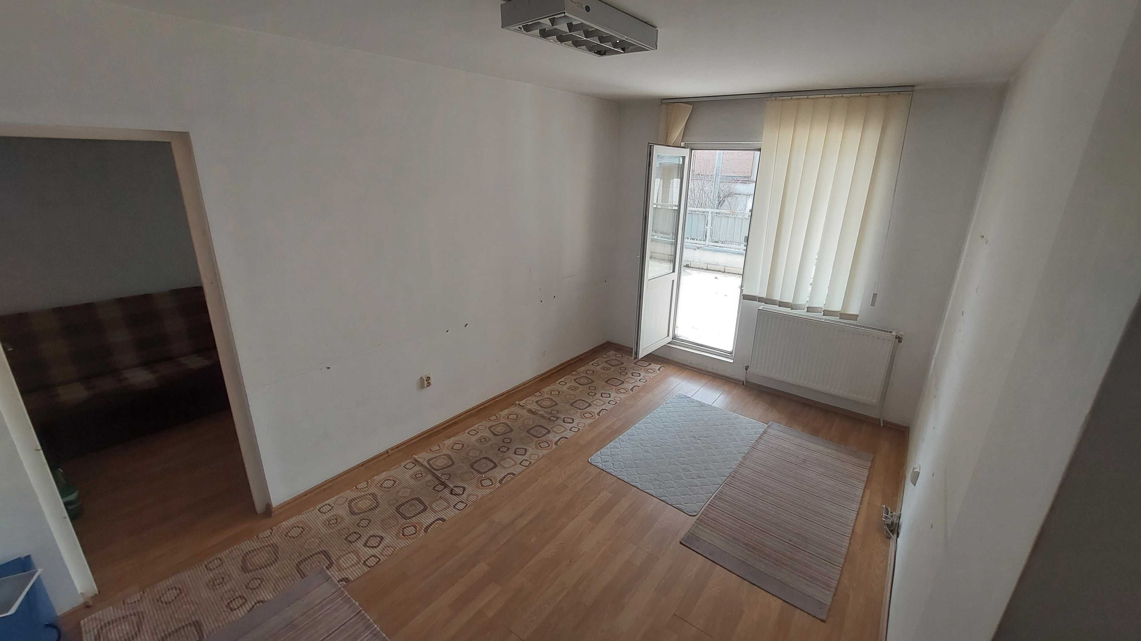 Apartament cu 3 camere si spațiu comercial dedesubt, zona centrala