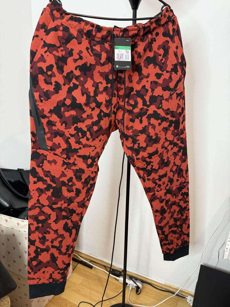 Pantaloni trening Nike Tech Fleece Red Camo XL