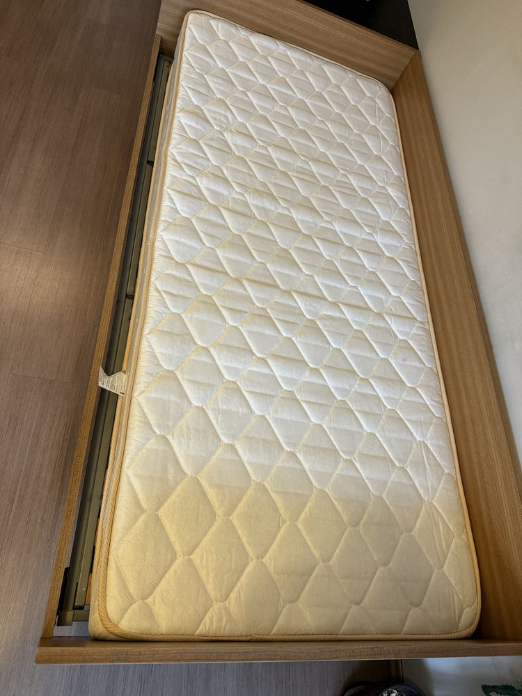 Легло с регулеруема подматрачна рамка и матрак