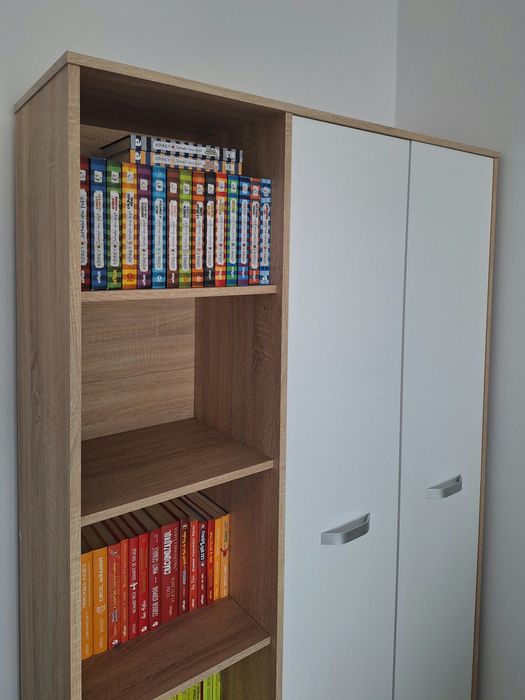 Dulap haine cu mini biblioteca