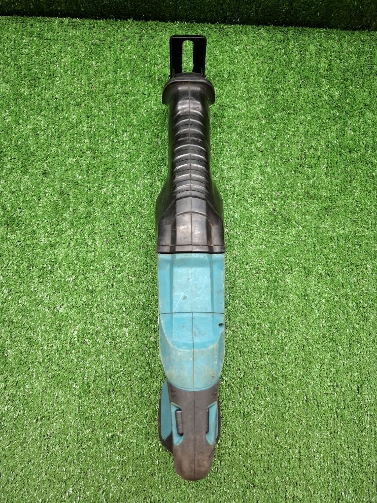 Саблен трион на Makita DJR186