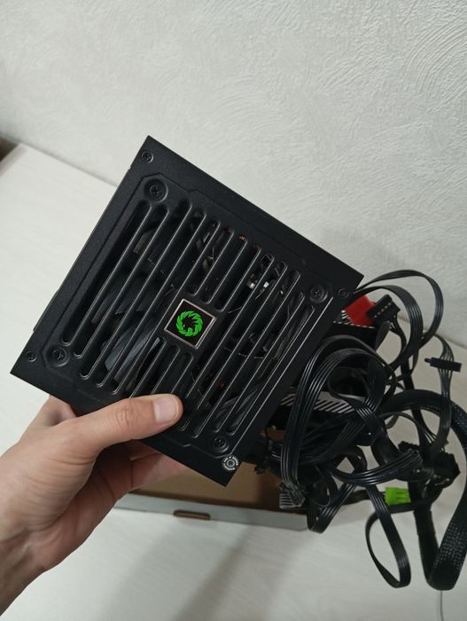 Gamemax 700w 80+ blok pitaniya