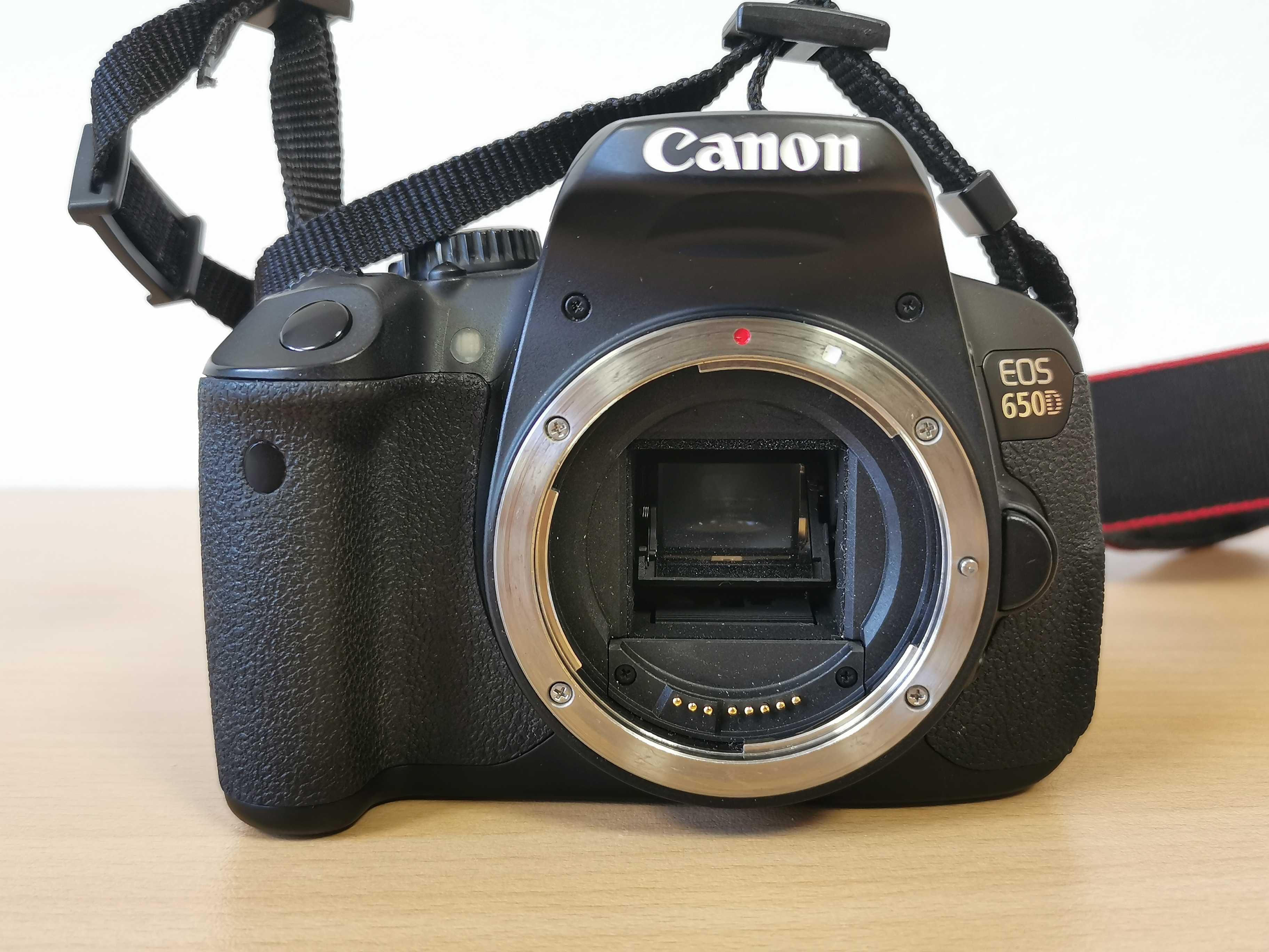 Фотоапарат Canon EOS 650D, обектив EFS 18-55, батериен грип и чанта