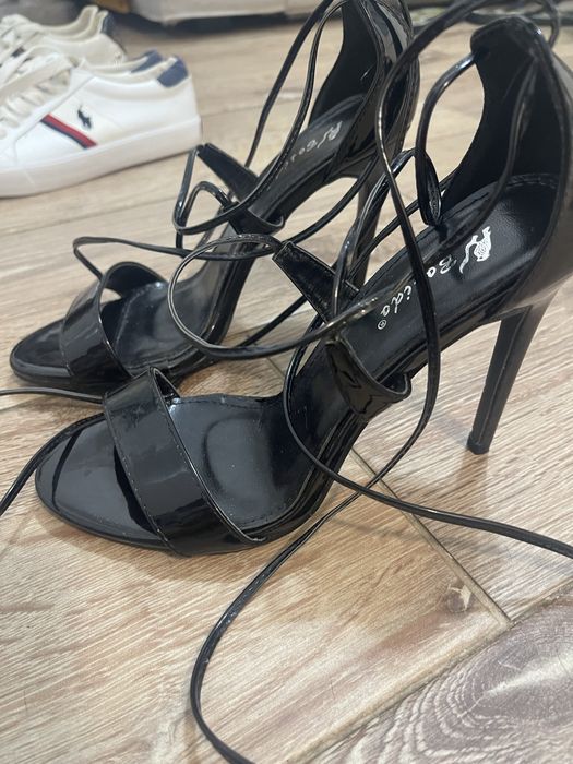 Sandale cu toc negru lucios