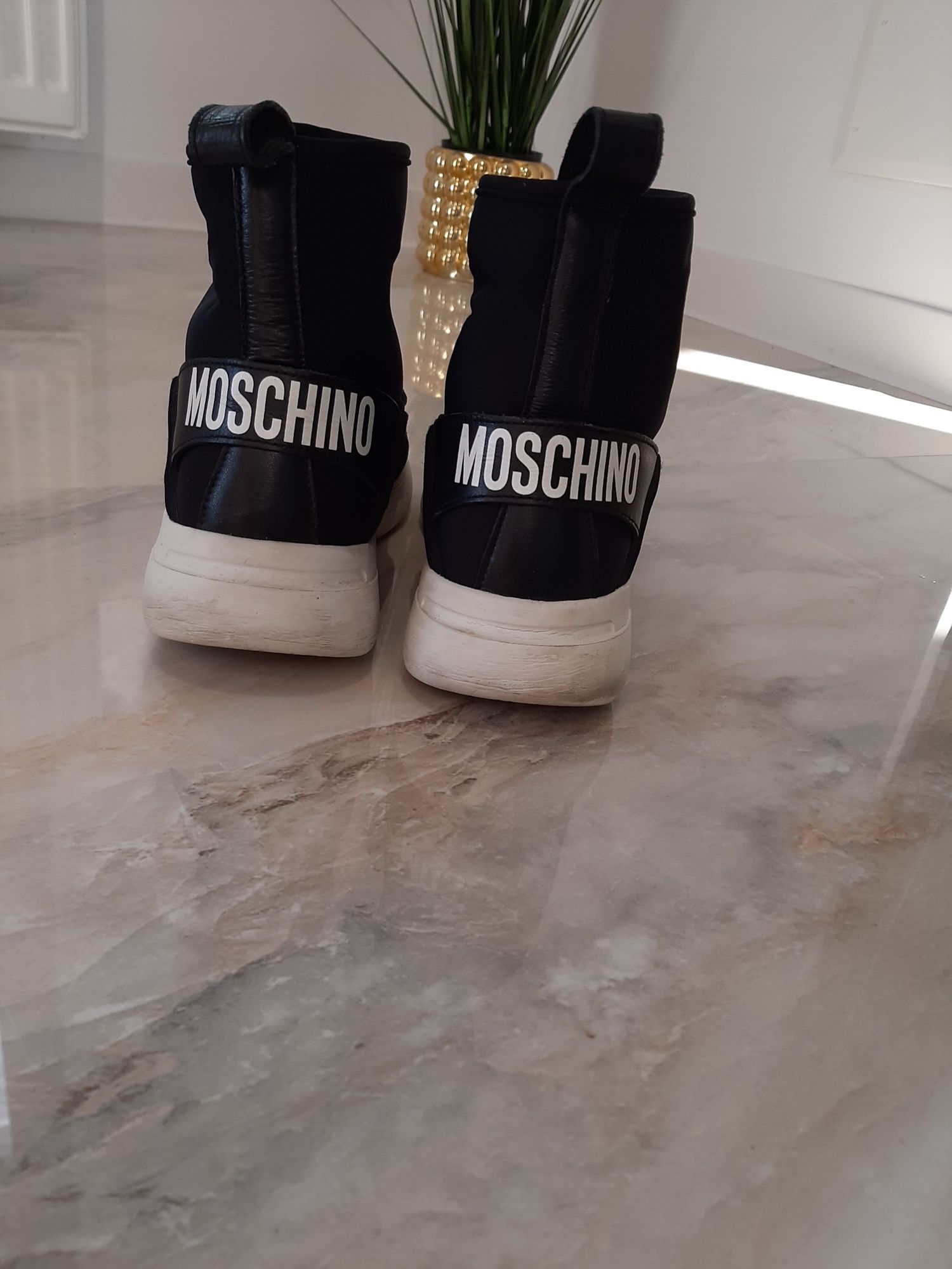 Sneakers Love Moschino