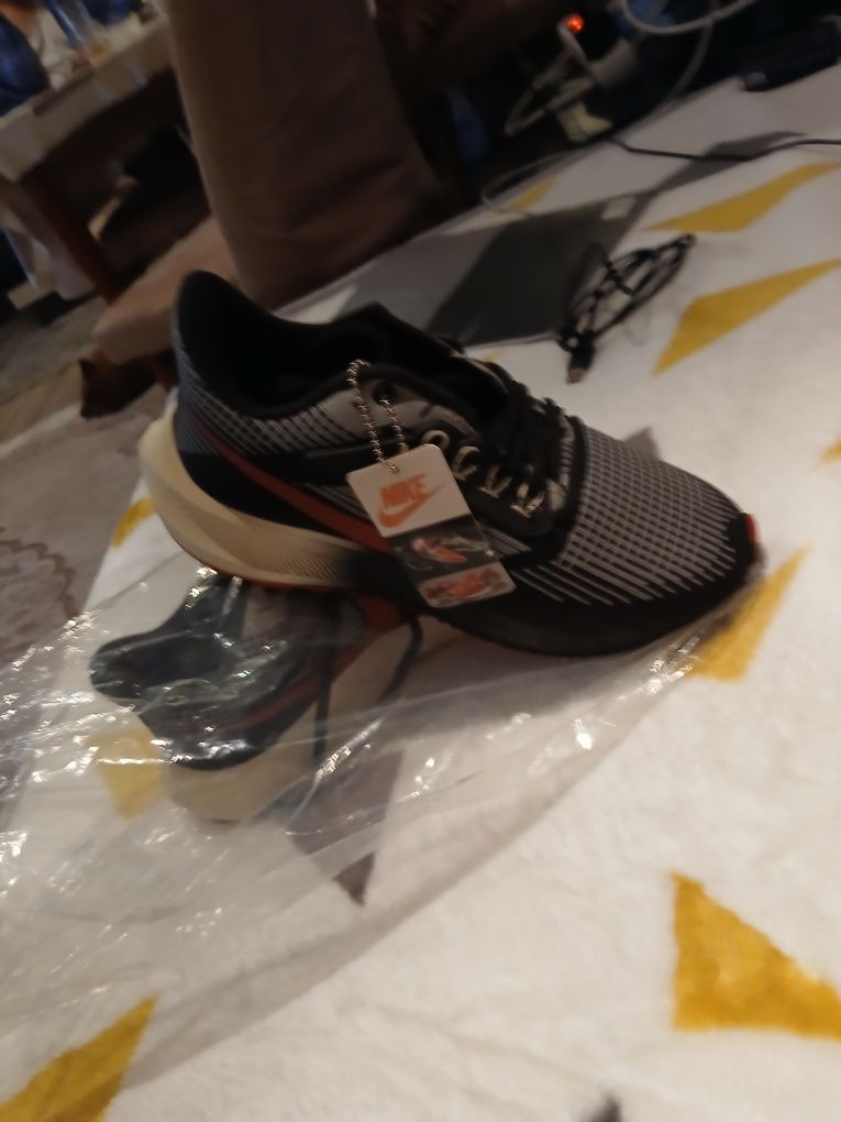 Nike обувки чисто нови