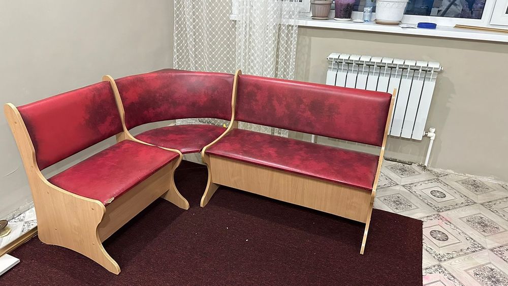 Стол и угловой диван на кухню