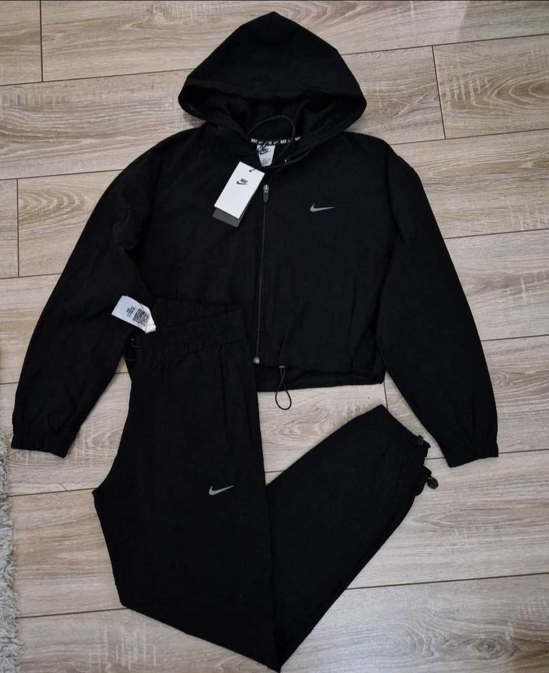Дамски екипи и долнища Nike, Alo