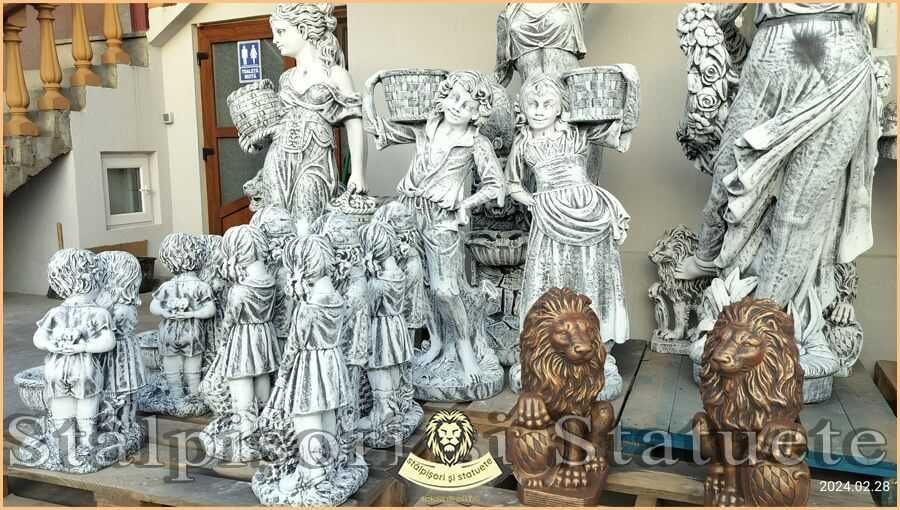 Statuete mari, din beton, pentru curte și grădină.