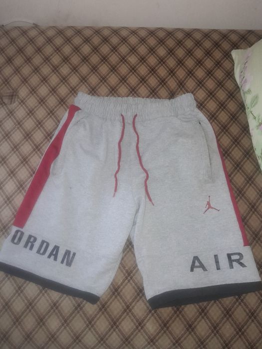 Vând pantaloni jordan