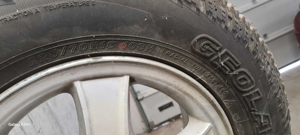 Гуми Yokohama 225/70/16 всесезонни с джанти