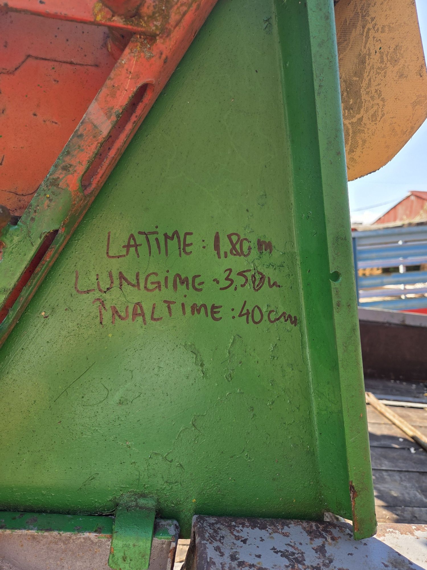 Remorca de împrăștiat gunoiul  Krone