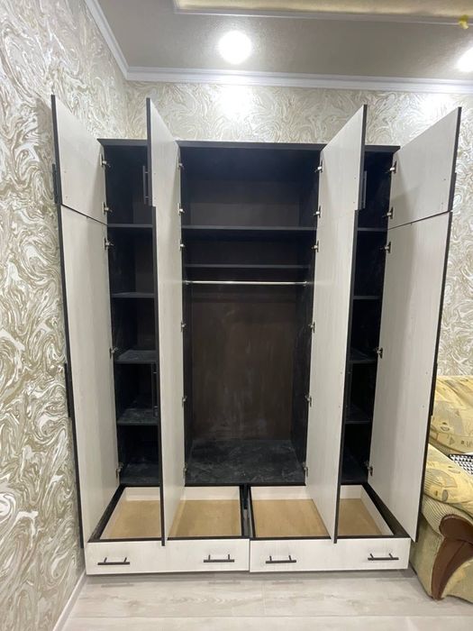 Продаётся вместительный распашной шкаф