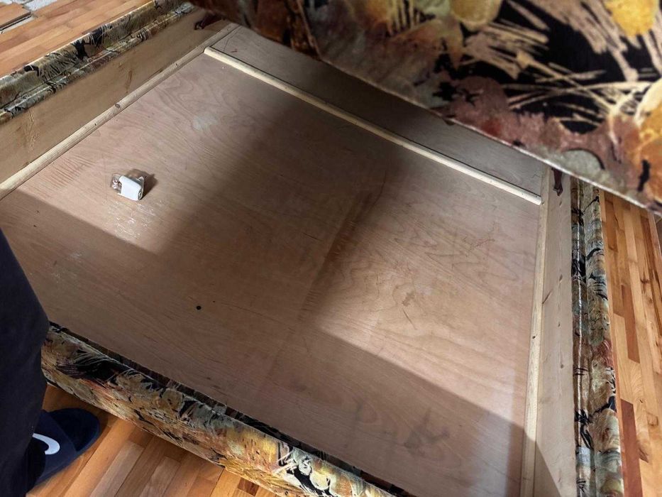 Pat matrimonial de doua persoane +noptiere + lada de depozitare