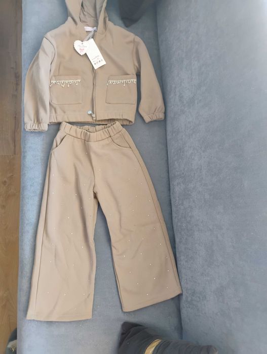 Комплекти за момичета 4г и 6г