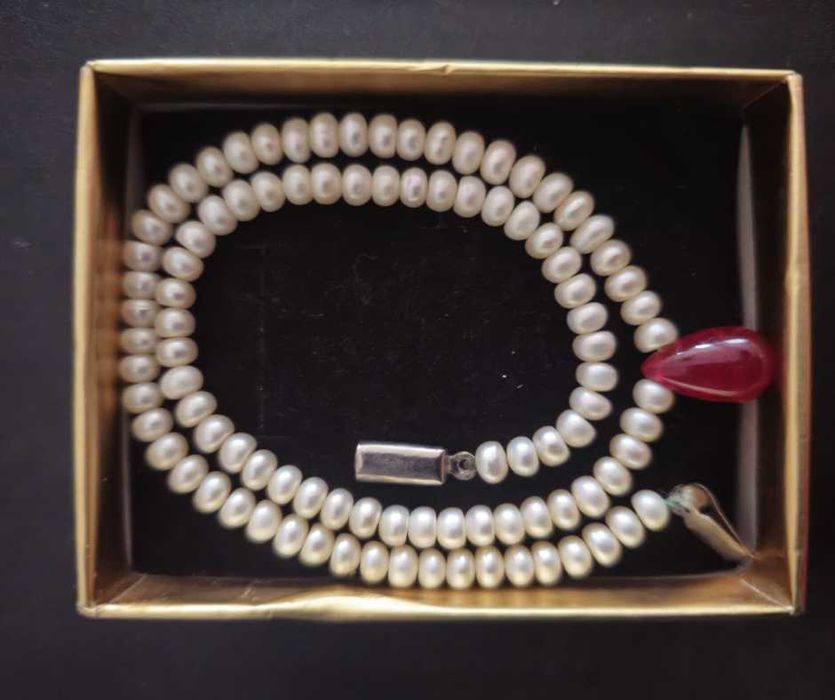 Colier Christmas perle de cultura albe si o perla rosie 40cm