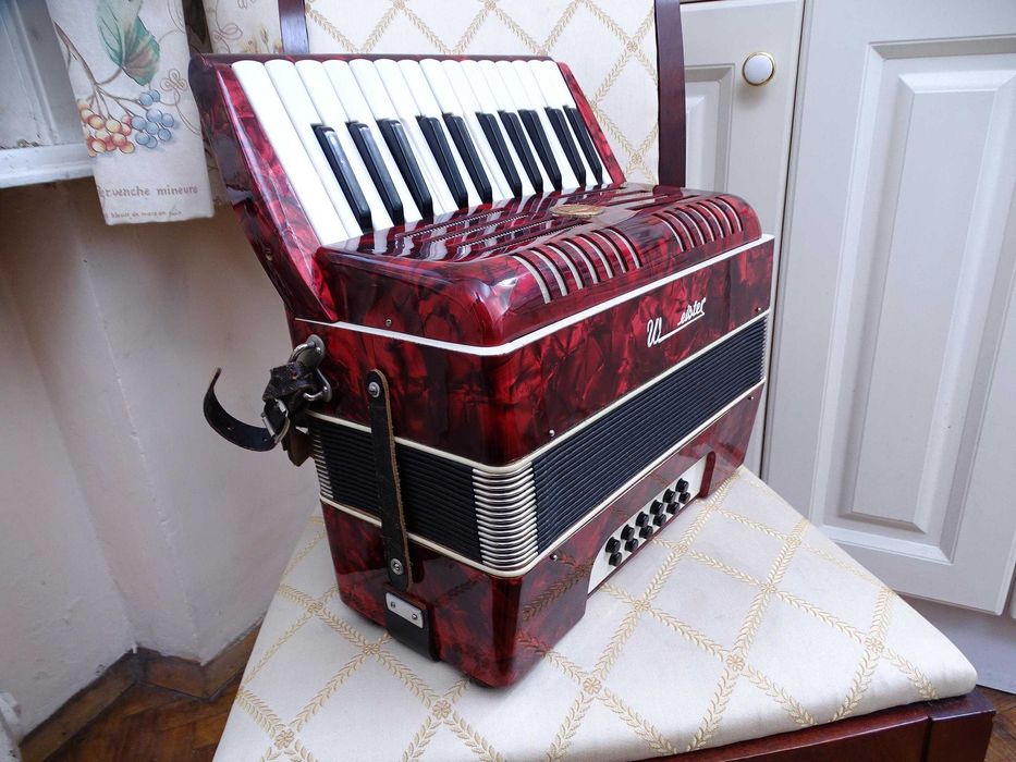 Много запазен стар акордеон Велтмайстер 12 баса
