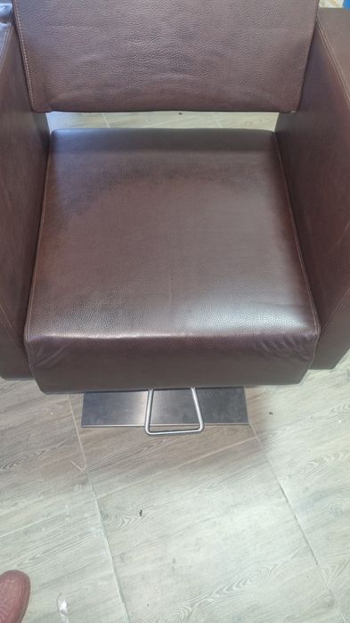 Scaun piele frizerie coafor Amazing, reglabil pe inaltime, maro