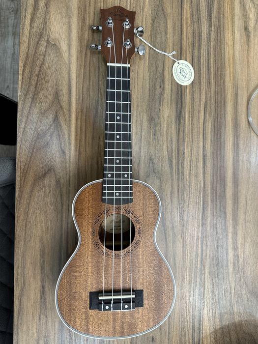 Укулеле четырех струнная