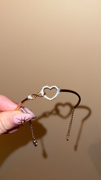 Златна гривна swarovski