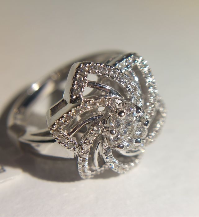 Продам изысканное кольцо с бриллиантами в белом золоте