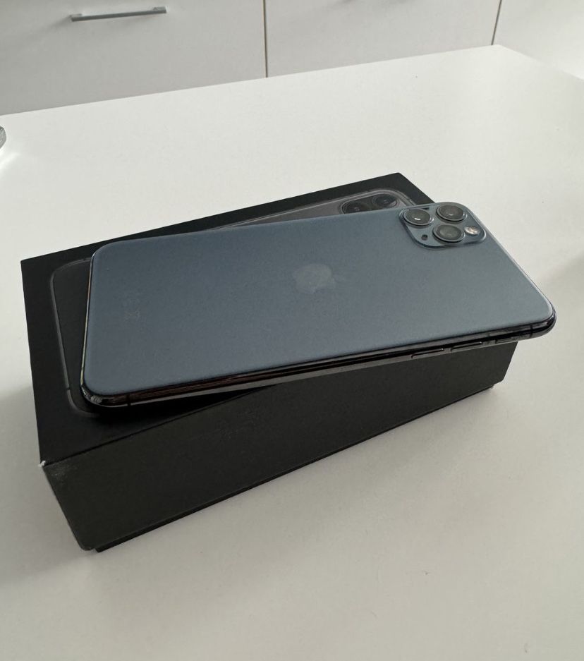 Iphone 11 Pro MAX / la cutie / + Baterie Externa