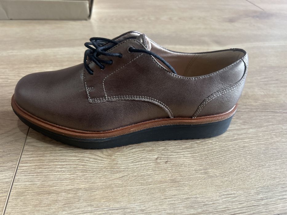 Pantofi clarks noi