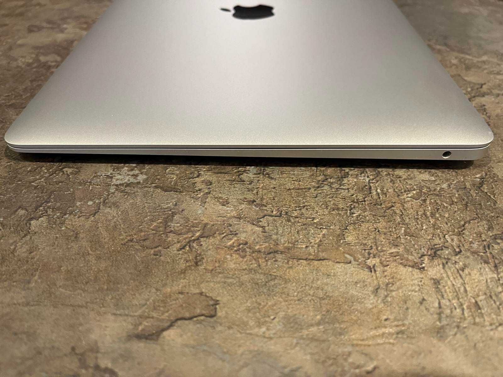 лаптоп Macbook Air 13-inch, 2020 година