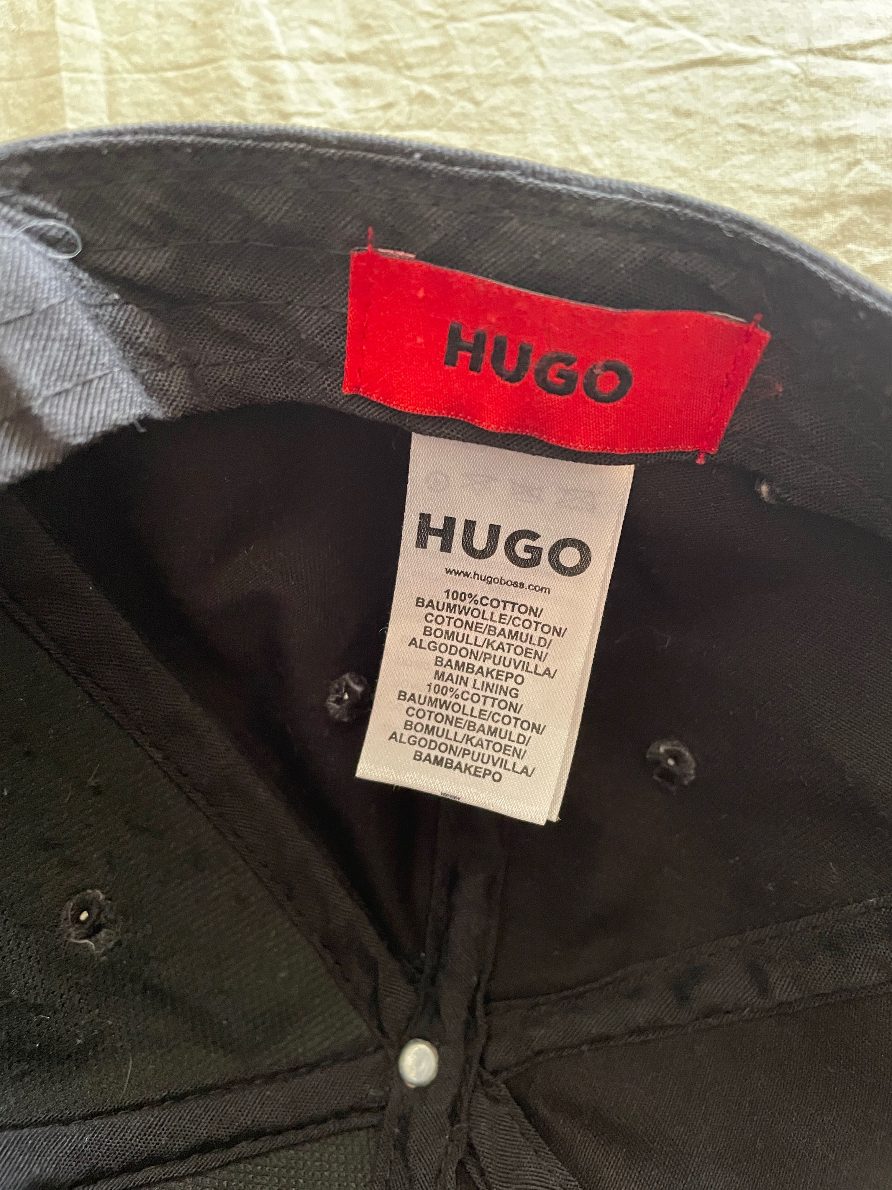 Оригинална шапка с козирка Hugo