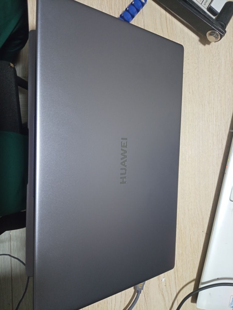 Noutbuk Huawei sotiladi srochni
