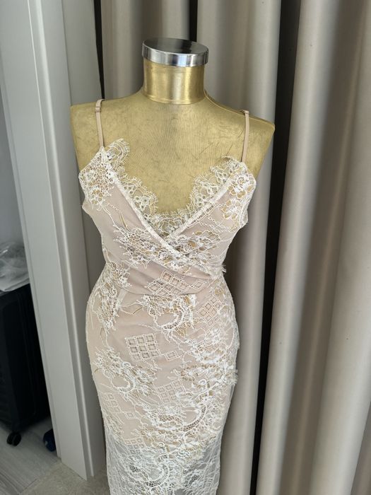 Елегантна дантелена рокля S размер екрю
