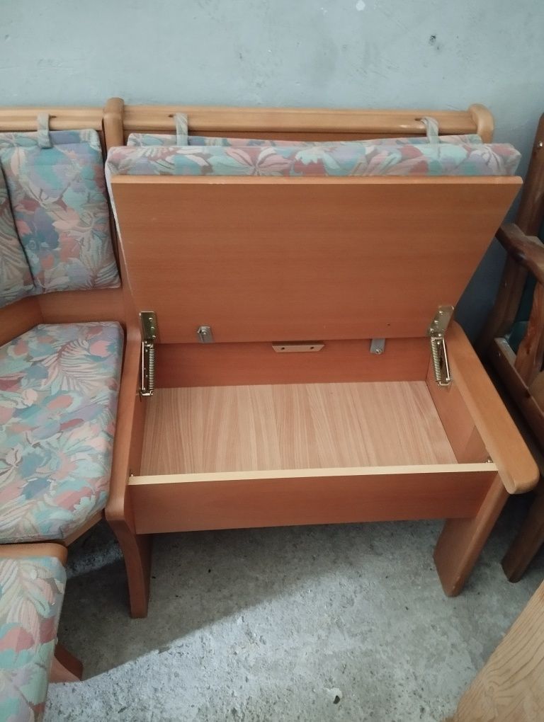 Кухненски ъгъл с маса и два стола