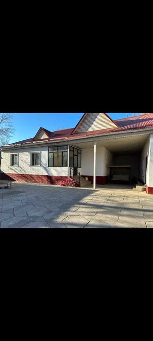 Продам дом с евроремонтом. Двор — брусчатка, есть гараж.