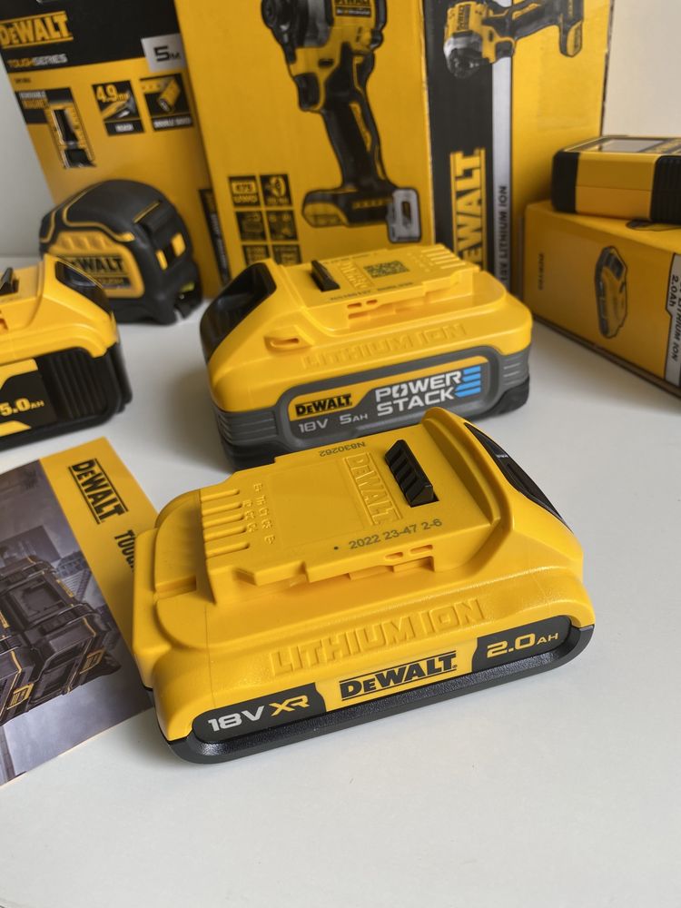 DeWALT Комплект от 2броя батерии DCB183 / 2Ah + Зарядно Устройство