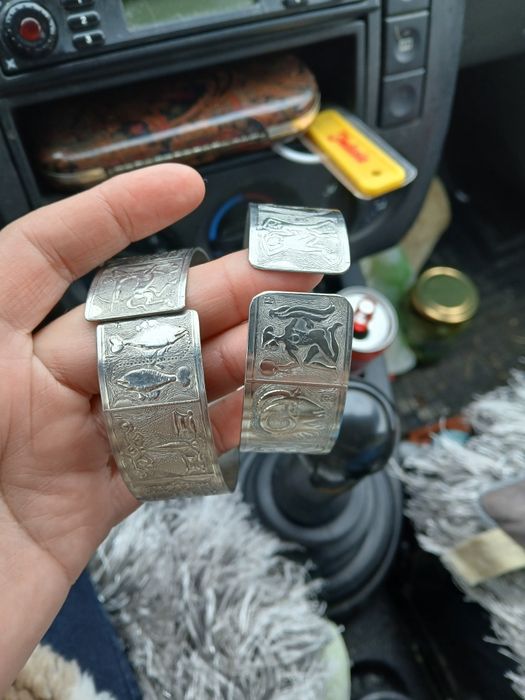 Vand doua mansete din argint cu zodiac